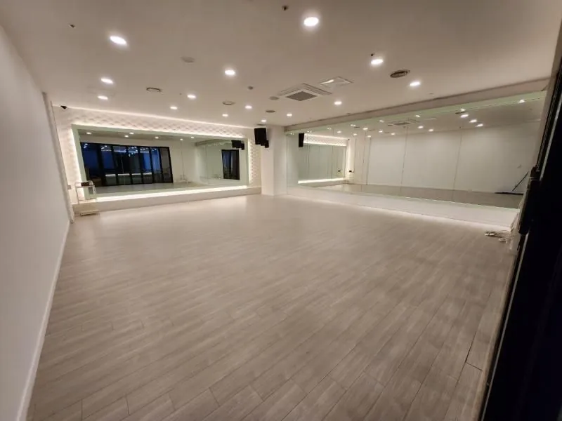 간접조명 거울 벽이 있는 밝은 빈 연습실